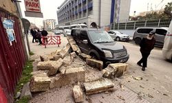 Adana'da yıkılan bahçe duvarı park halindeki araçta hasara yol açtı