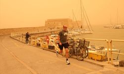 Afrika'dan gelen çöl tozu sonucu Girit Adası'nda gökyüzü kırmızıya büründü