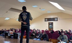 Ağrı'da öğrenci ve velilere siber suçlar ile dijital bağımlılık eğitimi verildi