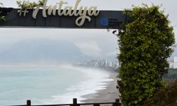 Antalya'da etkili olan sağanak sonrası dalga boyu yükseldi