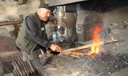 Ateşin başında 61 yıldır demire şekil veriyor