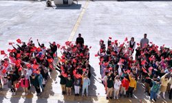 Bakan Kurum, deprem bölgesindeki okuldan 23 Nisan kutlamasına ilişkin görüntü paylaştı: