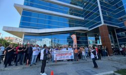 Bayraklı Belediyesinde görevli memurlar TİS anlaşmazlıkları için eylemde