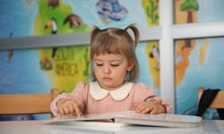 Bebekken kütüphaneye üye oldu, şimdi kitaplarla büyüyor