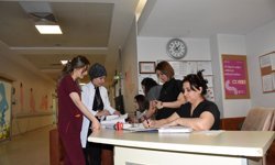 Bebeklere olan ilgisiyle başladığı ebelikte, kadınları normal doğuma teşvik ediyor