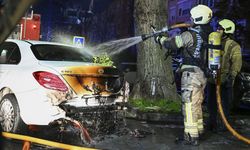 Beşiktaş'ta araç kiralama şirketinde otomobilde çıkan ve 14 araca sıçrayan yangın söndürüldü