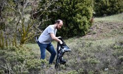 Bilecik'te üniversite öğrencileri ormanlık alandaki çöpleri topladı