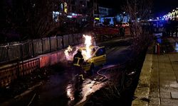 Bitlis'te seyir halindeki otomobil yandı