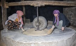 Bitlis'te su değirmeninin çarkı yaklaşık 2 asırdır dönüyor