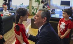 CHP Genel Başkanı Özel, koltuğunu depremzede öğrenci Elisa Dok'a devretti