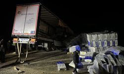 Çorum'da tırın devrilmesi sonucu Kırıkkale-Tokat kara yolu ulaşıma kapandı