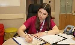 Deprem sonrası çadırda doğum yaptıran ebe yaşadıklarını unutamıyor