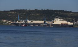 Derin denizde boru indirme gemisi 'Castorone' Çanakkale Boğazı'ndan geçti