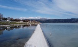 Eğirdir Gölü'nde doğal yürüyüş yolu oluştu