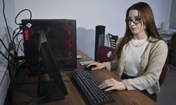 Elektrik direklerinde kullanılan yalıtkan malzemenin ömür testini yerli makinayla yapıyorlar