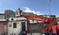 Erzurum'da çatıya savrulan Türk bayrağının yere düşmemesi için seferber oldular