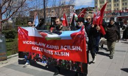 Erzurum'da sağlıkçılar Gazze için sessiz yürüyüşlerini 128. haftada sürdürdü