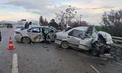 Eskişehir'de iki otomobilin çarpıştığı kazada 4 kişi öldü, 2 kişi yaralandı