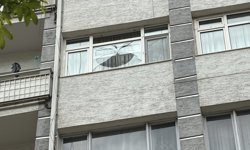 Eskişehir'de kafasına 5. kattan cam parçası düşen kişi yaralandı