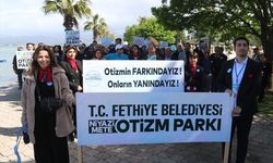Fethiye'de otizmli bireyler mavi balonlarla farkındalık için yürüdü