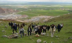 Fotoğraf tutkunları ve doğaseverler Muş'ta açan ters laleleri görüntüledi