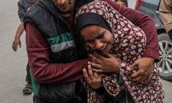 Gazze'de İsrail saldırısında ölen 5 çocuk annesi kadın son yolculuğuna uğurlandı