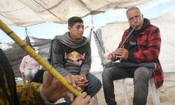 Gazzeli öğretmen, saldırı ve yıkımın gölgesinde yerinden edilen çocukların yaralarını müzikle sarıyor