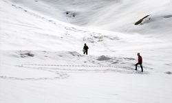 Gönüllü arama kurtarma ekibine çığ olaylarına müdahale için karda zorlu eğitim