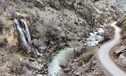 Hakkari'de debileri artan şelaleler dronla görüntülendi