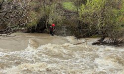 Hakkari'de dereye düşerek kaybolan çocuğu arama çalışmaları sürüyor