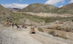 Hakkari'de heyelan meydana gelen bölgede alternatif yol çalışmaları sürüyor