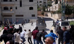 İsrail askerleri, Batı Şeria'da öldürülen Filistinlilerin cenaze törenine baskın düzenledi