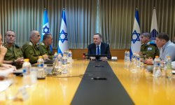 İsrail Savunma Bakanı, İran'a yeni saldırılar için ABD'den yeşil ışık beklediklerini söyledi