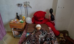 İsrail'in Gazze'de ateşkese rağmen hedef aldığı okulda yaralanan çocuk kısmi felç geçirdi