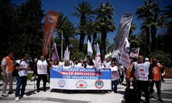 İzmir'de belediyelerde çalışan memurlar CHP İl Başkanlığına yürüdü