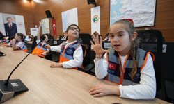 İzmir'de deprem tatbikatını 23 Nisan dolayısıyla çocuklar yönetti