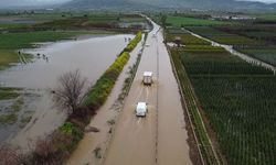İzmir'de sağanak nedeniyle tarım arazileri ve kara yolu su altında kaldı