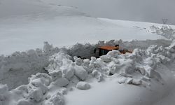 'Kar kaplanları' Erzincan'da metrelerce yükseklikteki karla mücadele ediyor