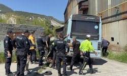 Karabük'te minibüsün altında kalan motosikletin sürücüsü yaralandı