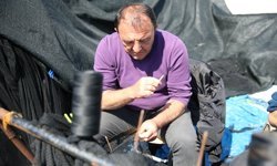 Karadenizli balıkçılar ağ bakımı mesaisine başladı