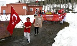 Kars'ta köy okulundaki öğrencilerden anlamlı ve duygusal 23 Nisan yürüyüşü