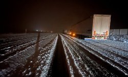 Kars'ta nisanda yağan kar nedeniyle araçlar yolda kaldı