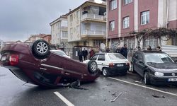 Kayseri'de park halindeki otomobile çarpıp devrilen araçtaki 2 kişi yaralandı