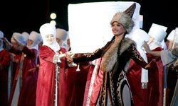 Kırgızistan'da başörtüsü 'eleçek' sahneye taşındı