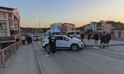 Kırıkkale'de aydınlatma direğine çarpan cipteki 4 kişi yaralandı