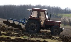 Kırklarelili çiftçi tarlasına pullukla 'Anadolu Ajansı 106 Yaşında' yazdı