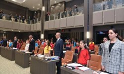 KKTC'de 23 Nisan dolayısıyla meclis koltuklarına çocuklar oturdu