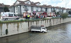 Kocaeli'de dereye düşen kamyonetin sürücüsü hayatını kaybetti