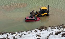 Konya'da suyla kaplı yoldan geçmeye çalışırken araçlarında mahsur kalan 4 kişi kurtarıldı