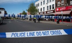 Londra'daki bıçaklı saldırıda 2 kişi yaralandı, şüpheli gözaltına alındı